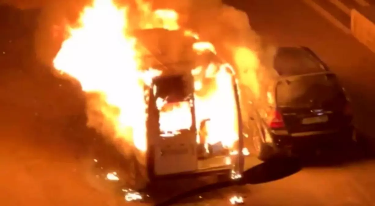 gaziantepte park halindeki minibus alev aldi HG4Sgh1W