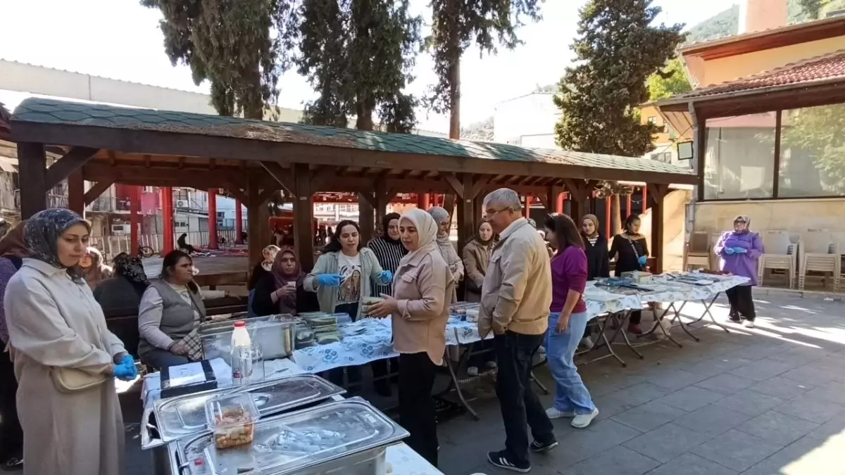 saimbeylideki kadinlar gazzeye destek icin yiyecek ve el isi urunleri satiyor ah2NWG2S.jpg