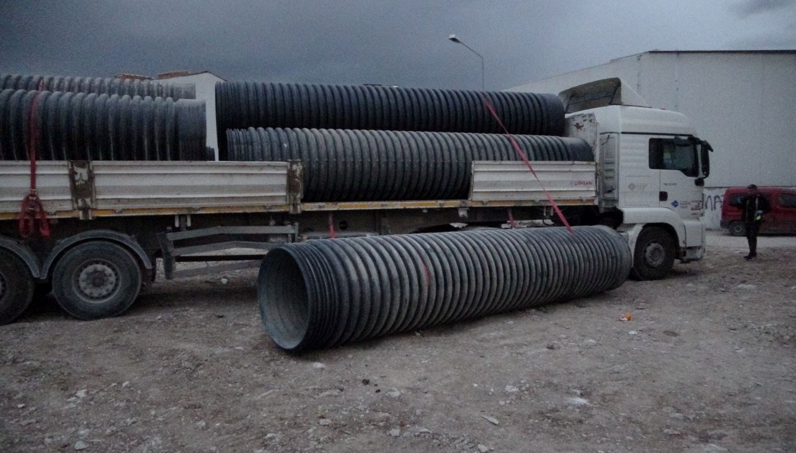 santiyede calisirken uzerine 750 kilo plastik borudustu C3nx94OB.jpg