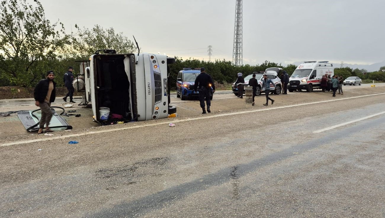 tarim iscilerini tasiyan midibus devrildi11 yarali 8QkhQ4Jf.jpg