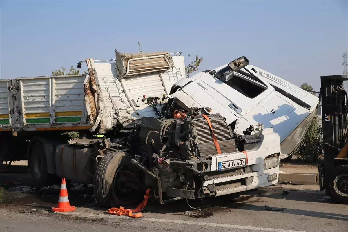 antakyada kaza tir yol temizleme aracina carpti TRRzhHCh.jpg