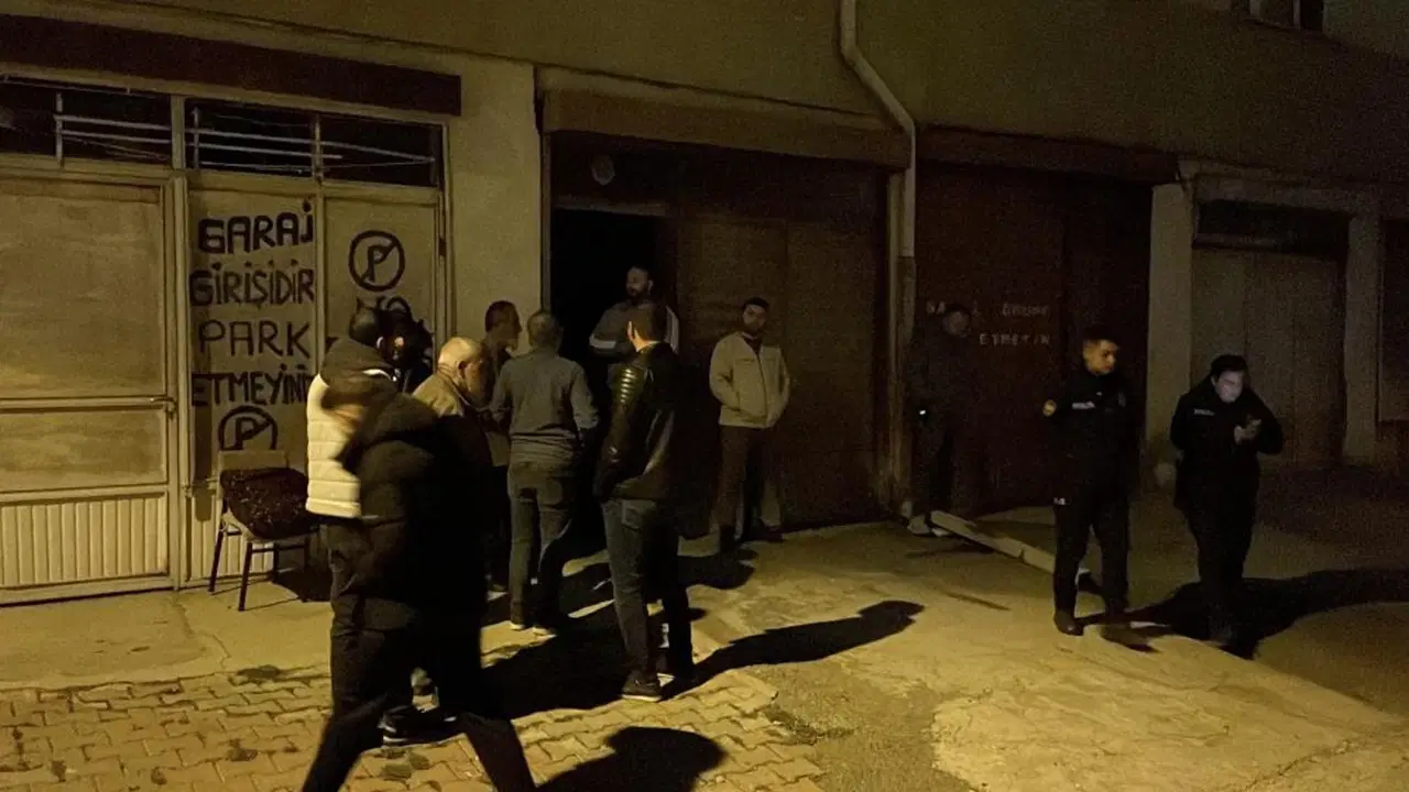 esinden haber alamayinca garaja indi otomobilin icinde olu buldu ZyCdPO2v.jpg