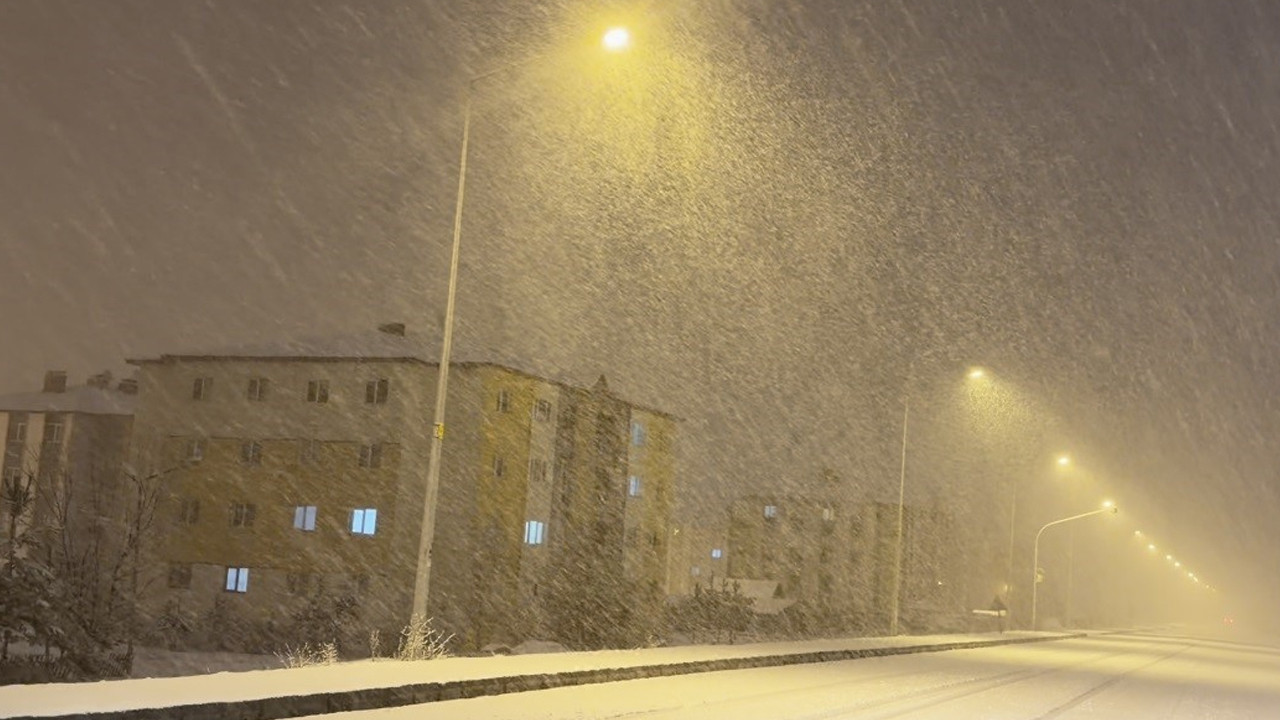 Sarıkamış’ta Kış Yeniden Kendini Gösterdi: Kar Kalınlığı 15 Santimetreyi Aştı