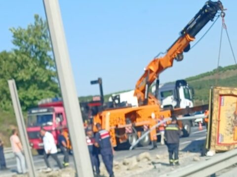 Havalimani yolunda kaza kamyon devrildi otomobil takla atti WGZvwWvs