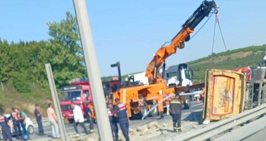 Havalimani yolunda kaza kamyon devrildi otomobil takla atti WGZvwWvs