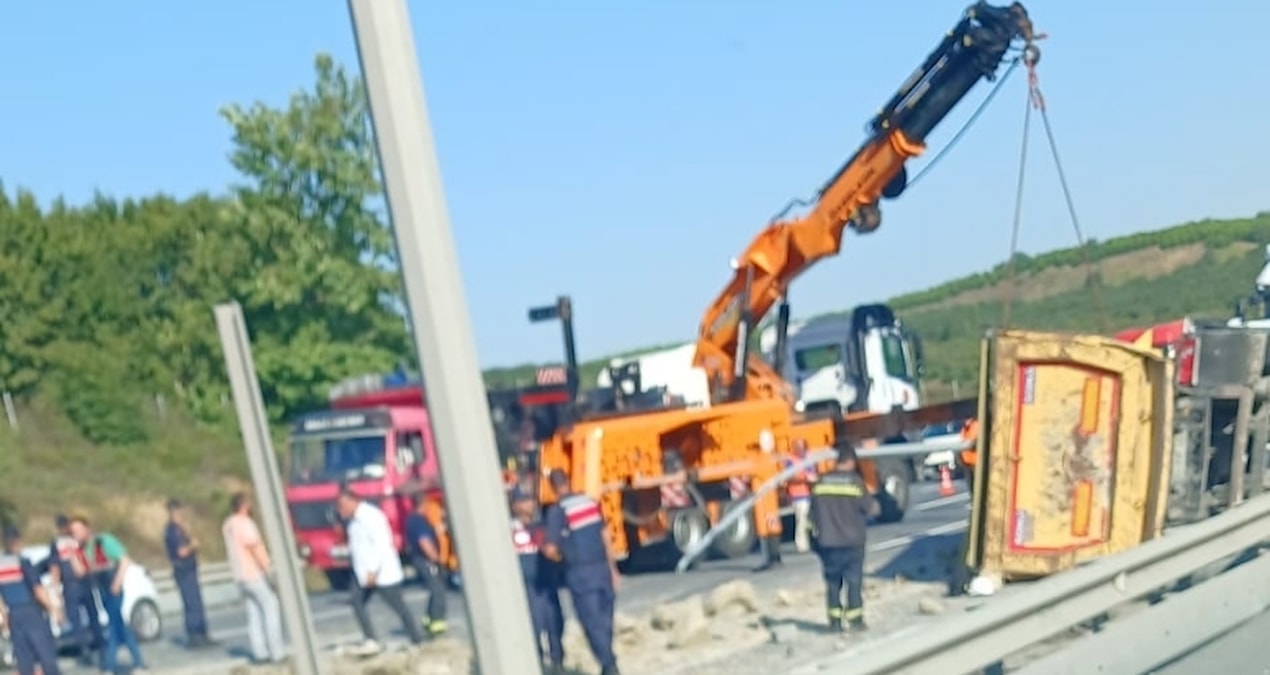 Havalimani yolunda kaza kamyon devrildi otomobil takla atti WGZvwWvs